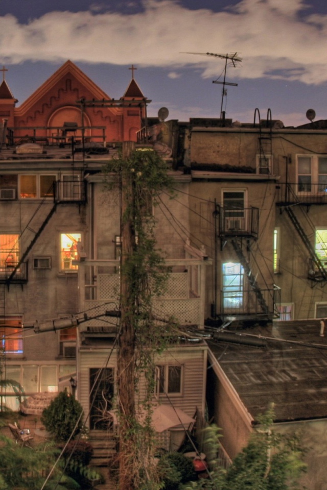 Задний дворик жилого дома