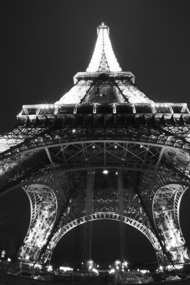 Черно белое фото Эйфелевой Башни