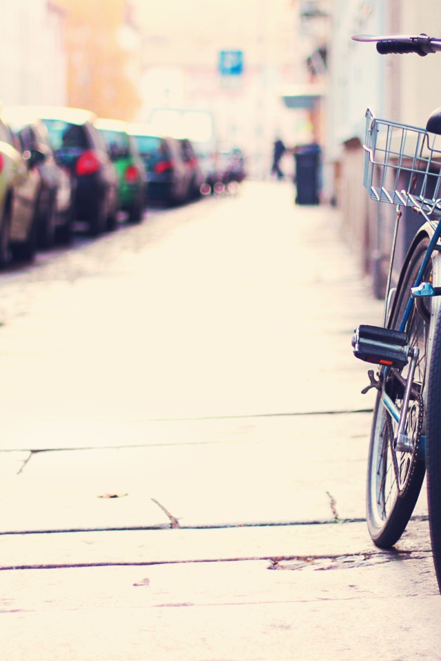 Голубой велосипед у стены