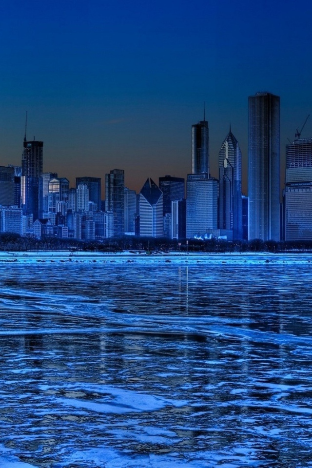 Голубой неоновый лед озера на фоне мегаполиса, фото HDR