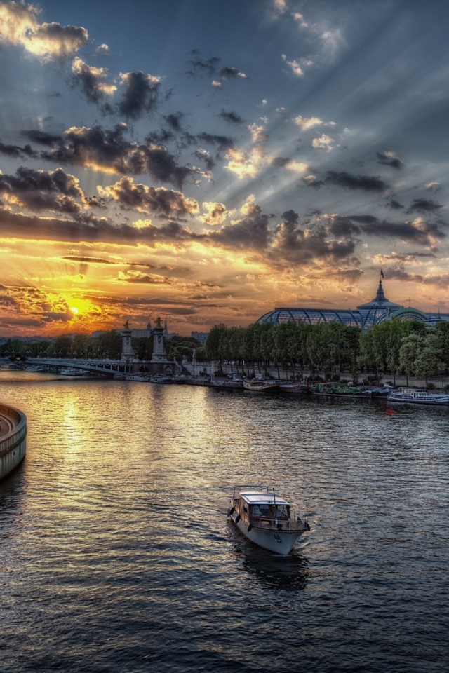 Лодка посреди реки в городе, фото HDR