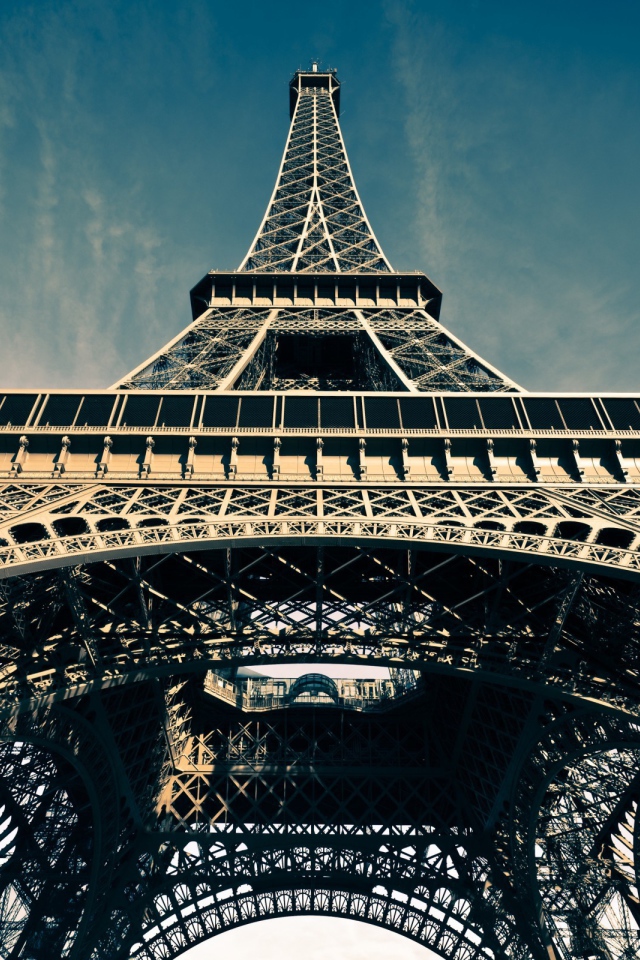 Вид снизу на Эйфелеву башню