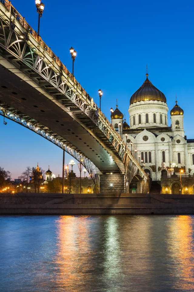 Мост у храма в Москве