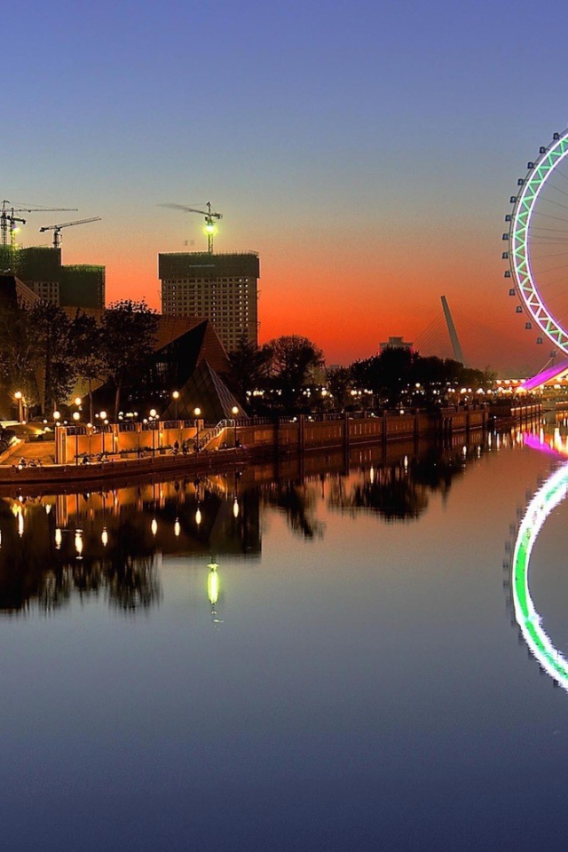 Яркое колесо обозрения в китайском городе