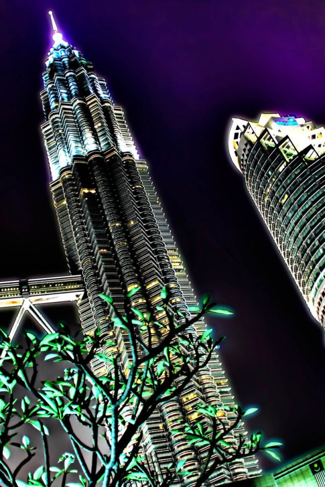 Яркий ночной свет от небоскребов в Малайзии