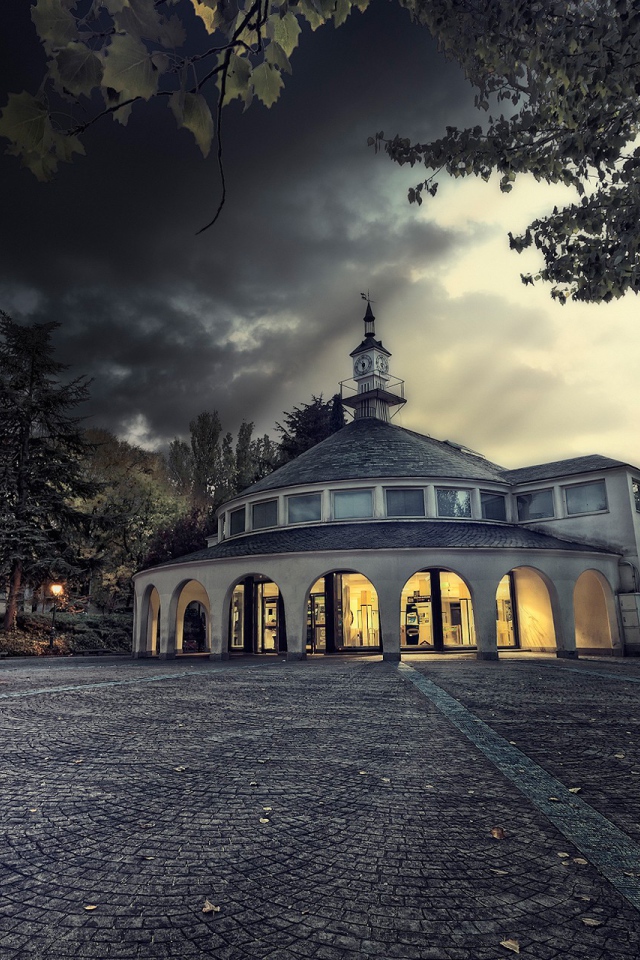 Здание с башней в парке