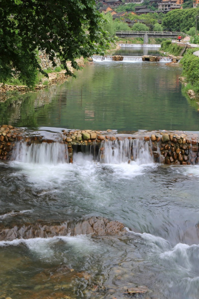 Спокойная река в городе