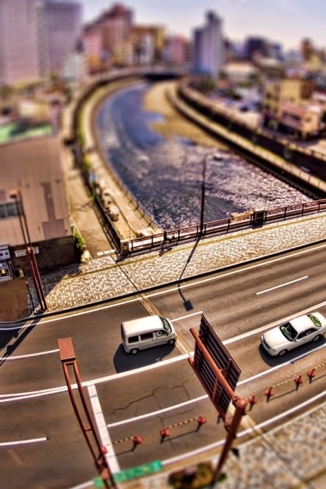 Автомобили на мосту через реку в городе