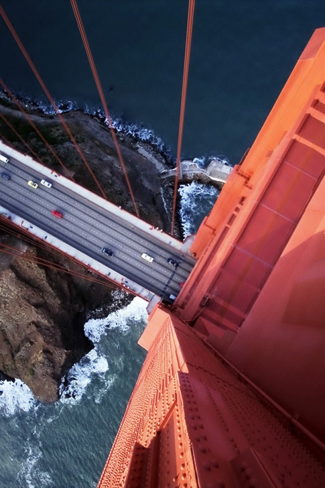 Машины на мосту Золотые ворота с высоты птичьего полета