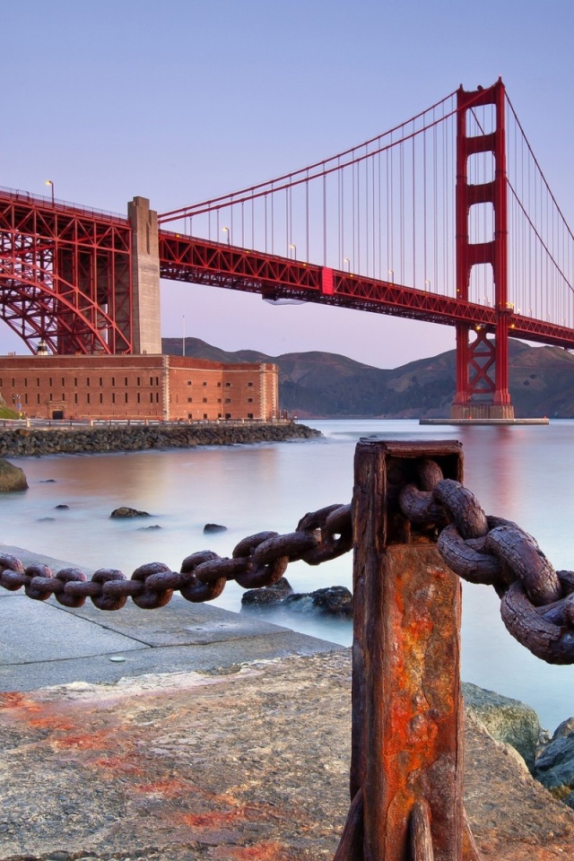 Цепи на набережной перед мостом Золотые ворота