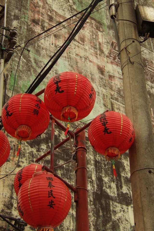 Китайские фонарики на углу улицы