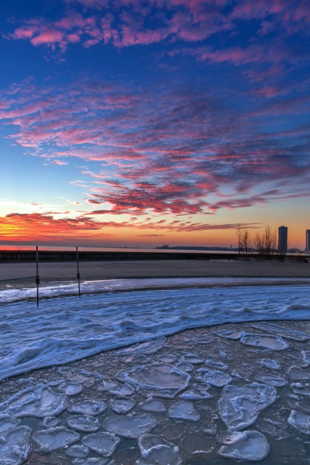 Куски льда на берегу моря в городе
