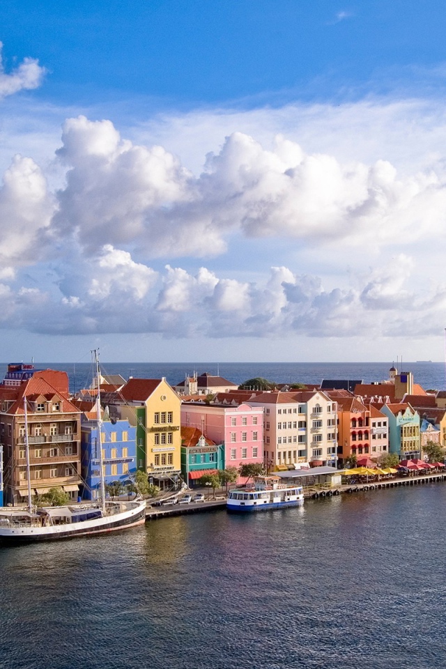 Маленький город на острове