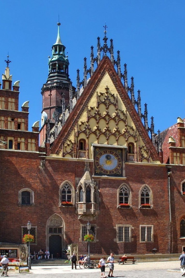 Городское здание с часами в Европейском городе