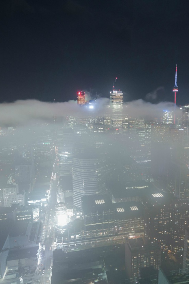 Город Торонто в тумане