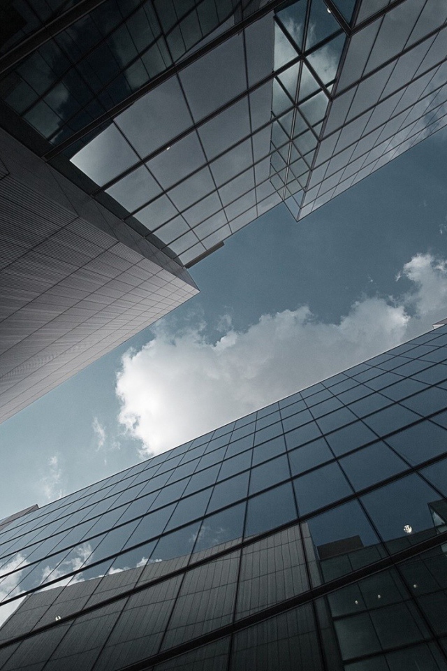 Облака отражаются в небоскребах