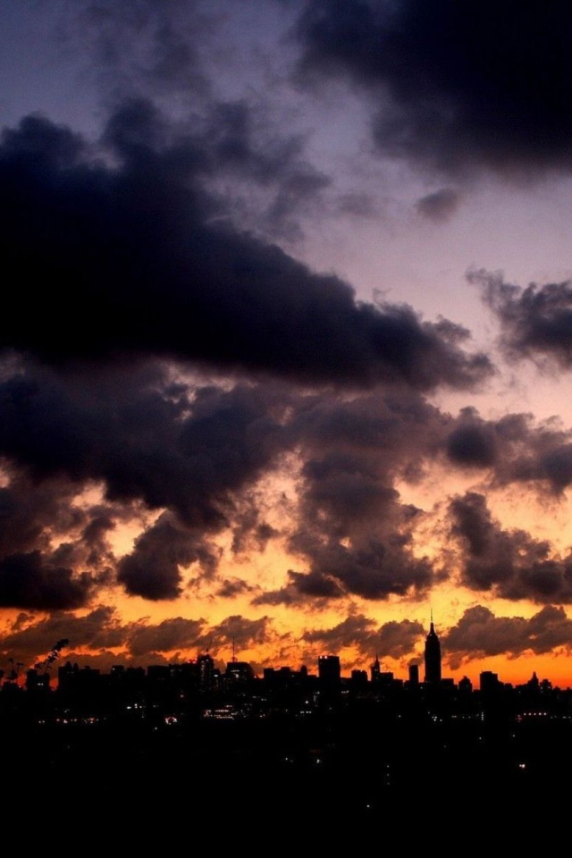 Темные облака над городом