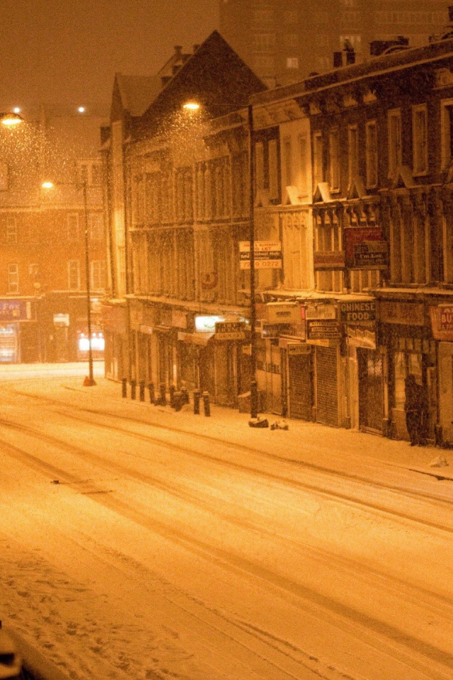Пустынная зимняя улица в американском городе