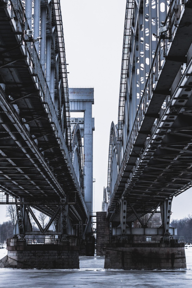 Двойной мост через реку в городе