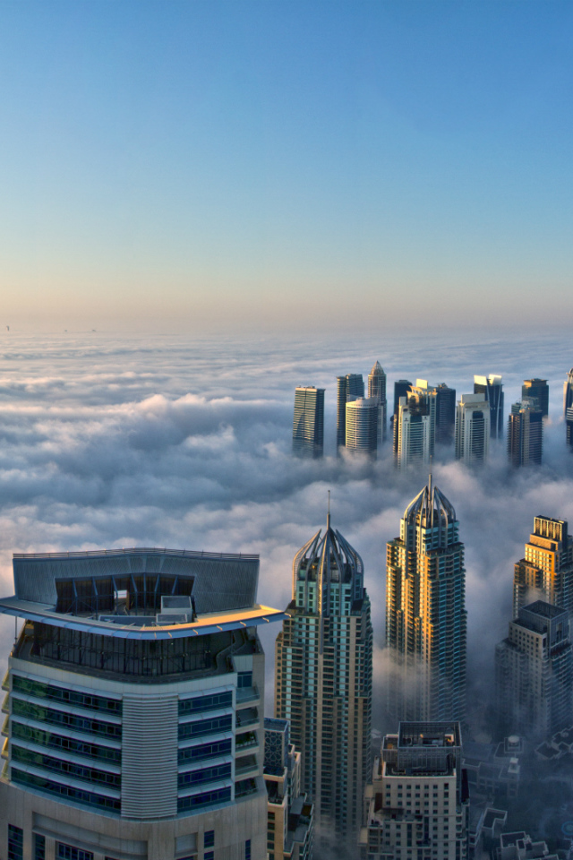 Город Дубай в тумане