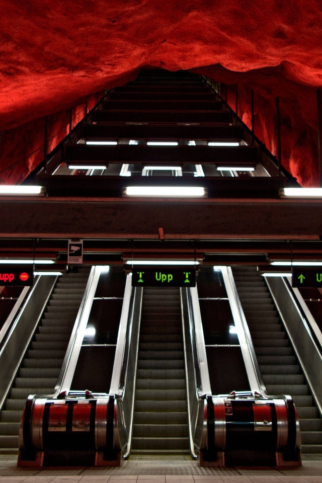 Эскалатор в метро Стокгольма