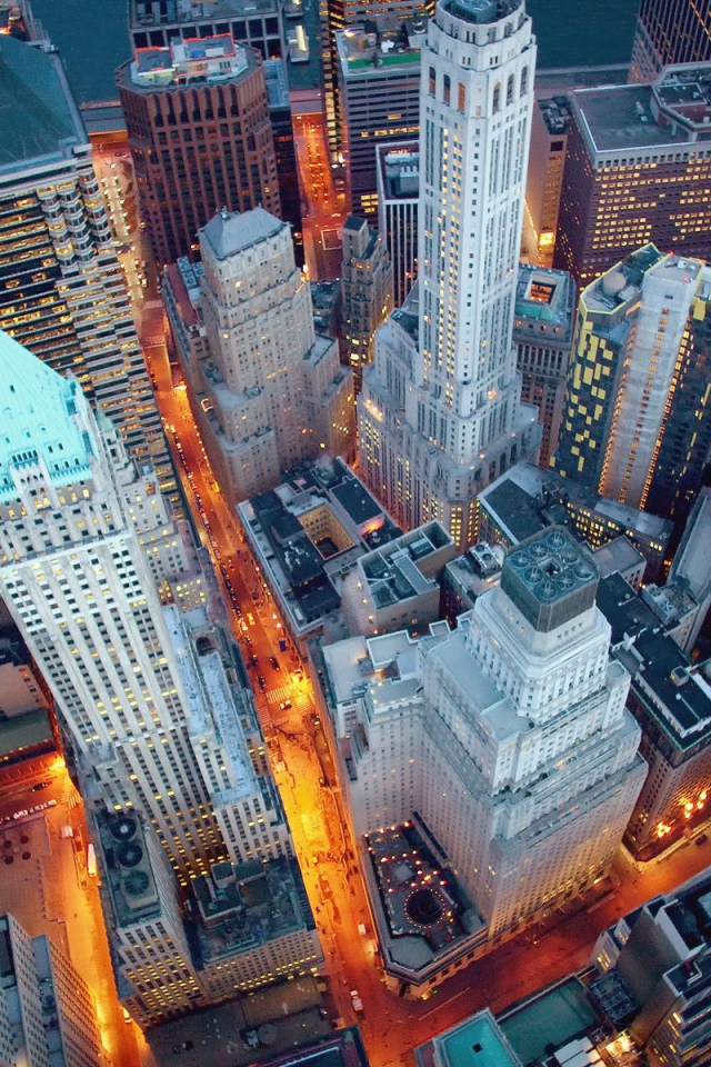 Вечерние огни в небоскребах Нью-Йорка