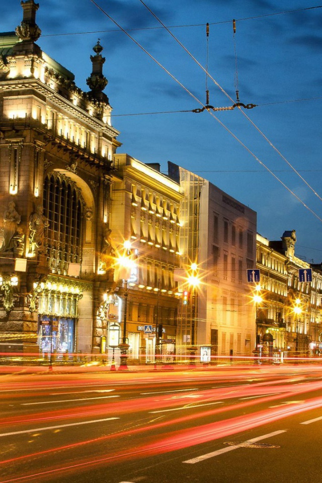 Вечерние огни на улице Санкт-Петербурга