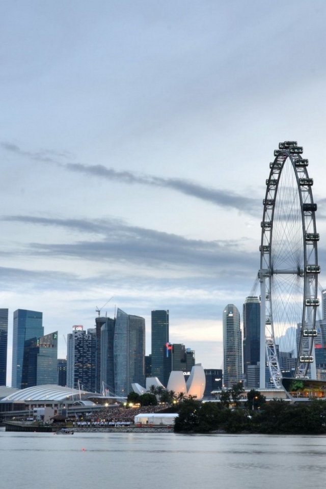 Колесо обозрения на фоне города в Сингапуре