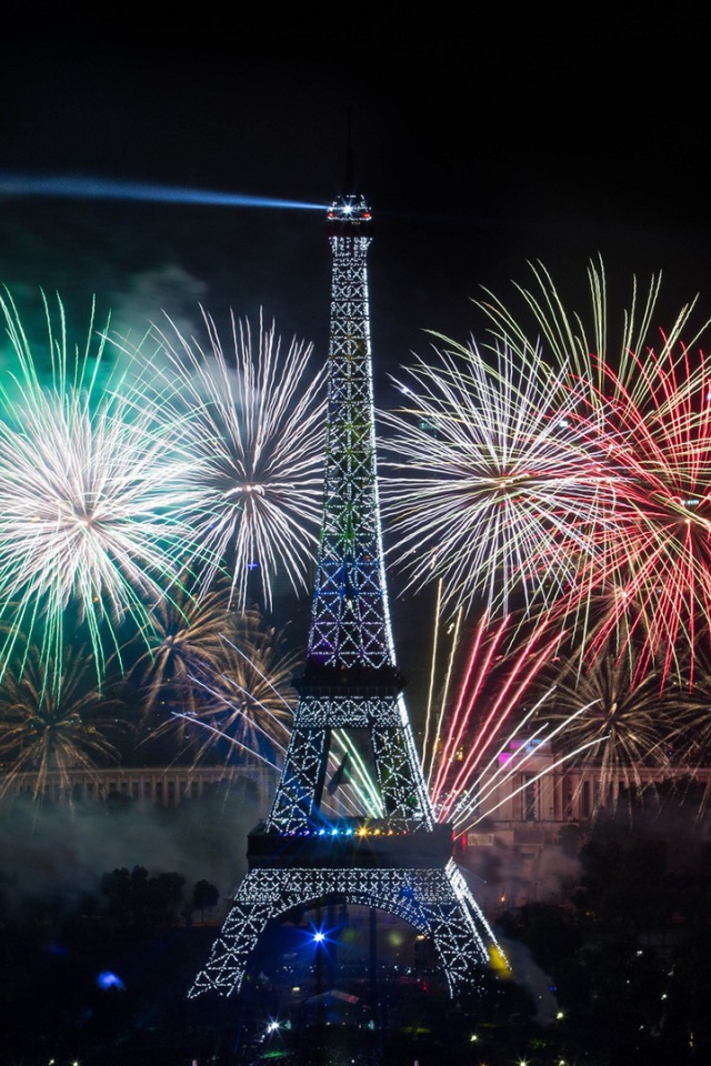 Праздничный фейерверк в Париже