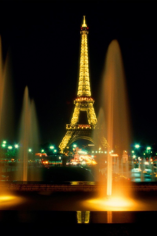 Фонтаны на фоне Эйфелевой башни