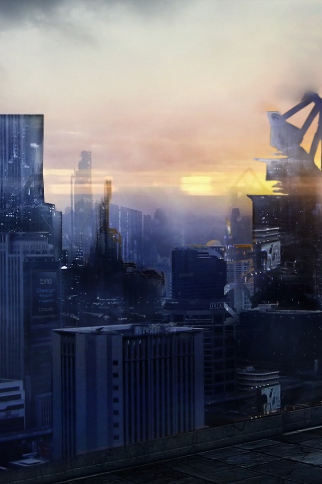 Девушка с шариком смотрит на большой город