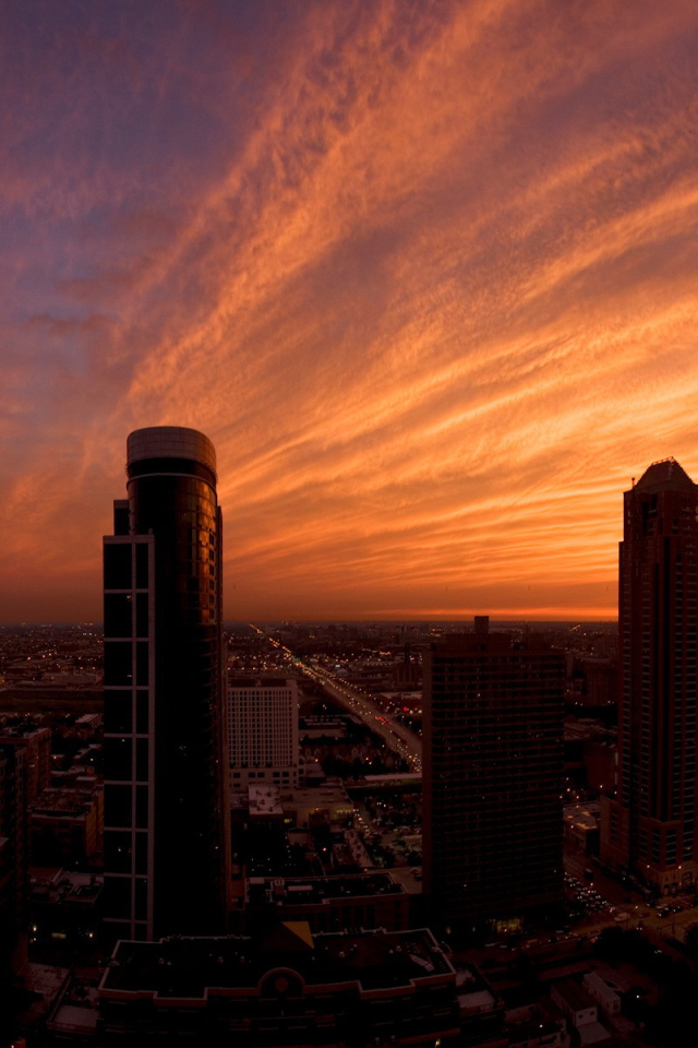 Светящиеся облака над городом