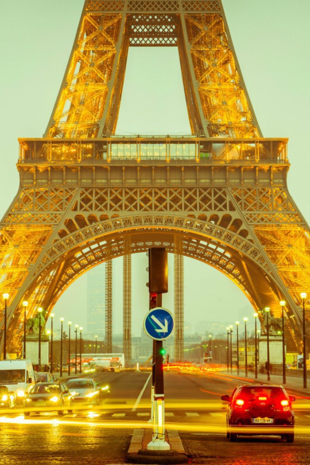 Золотая Эйфелева башня в Париже