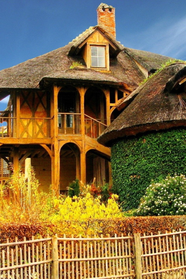 Зеленая беседка у деревянного дома