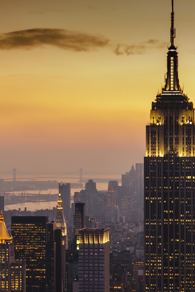 Подсветка небоскреба Эмпайр Стейт Билдинг в Нью-Йорке