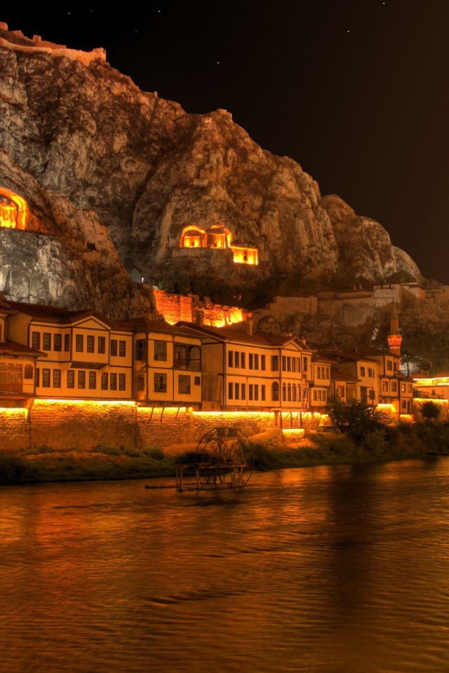 Дома между скалами и водой