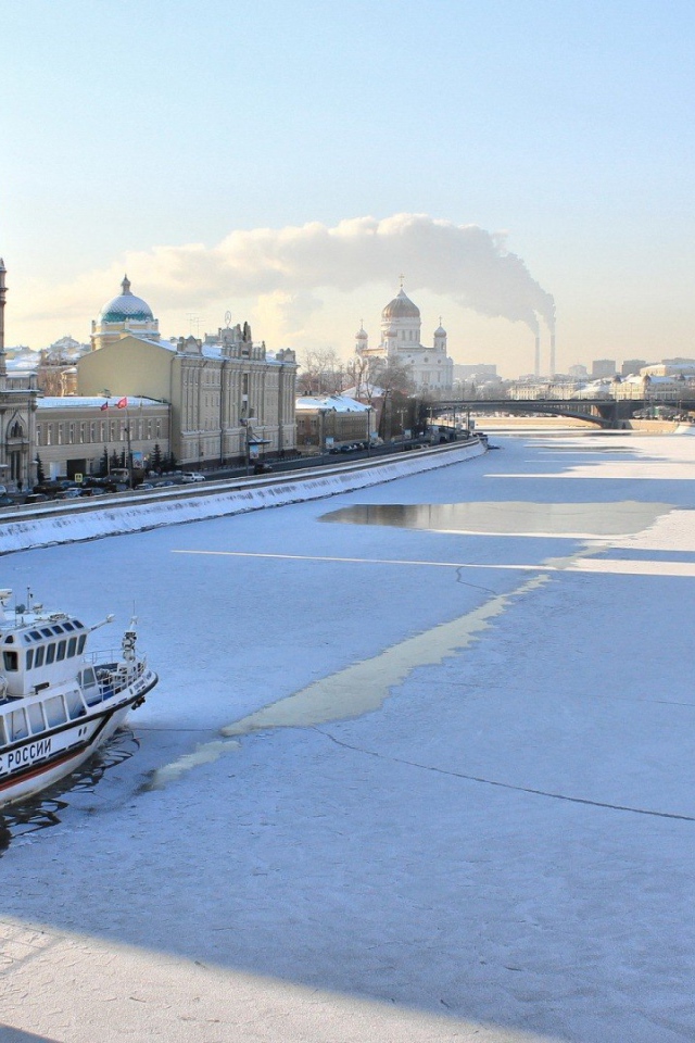 Покрытая льдом Москва-река