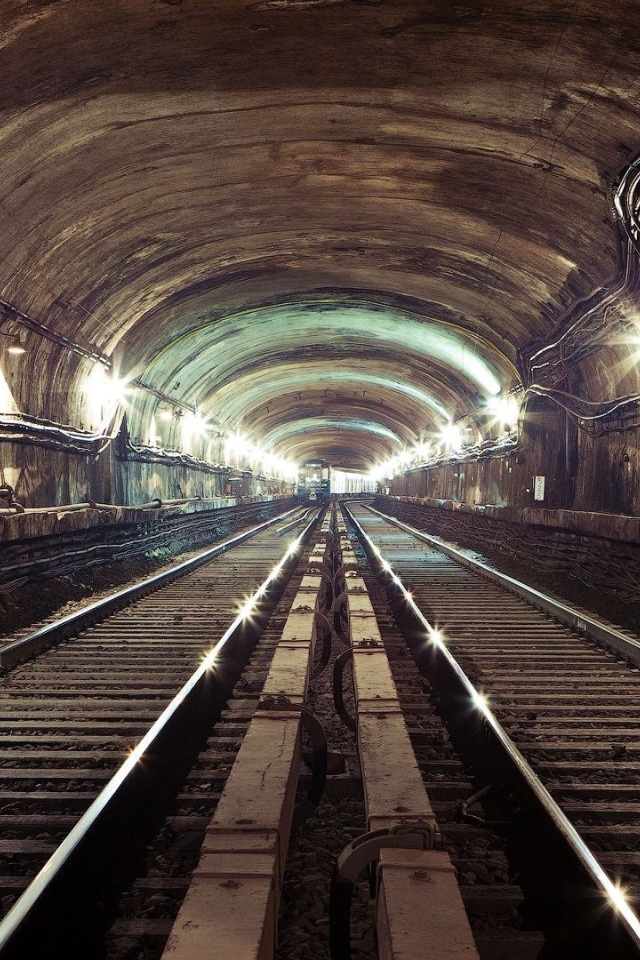 Внутри тоннеля московского метро