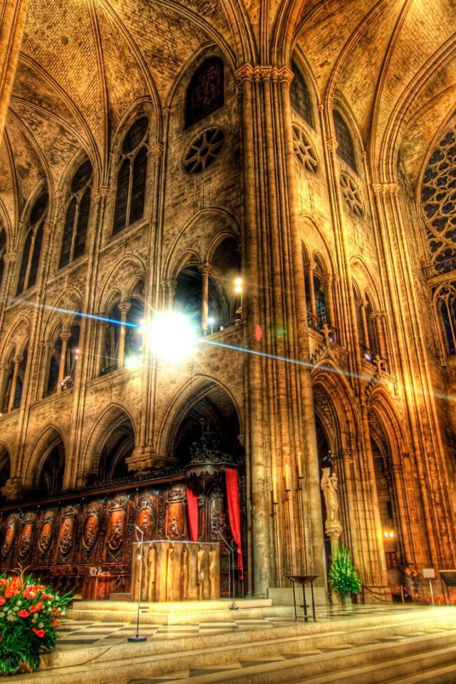 Интерьер величественного католического собора