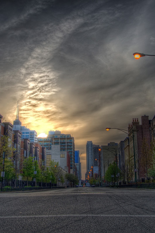 Совершенно пустая городская улица