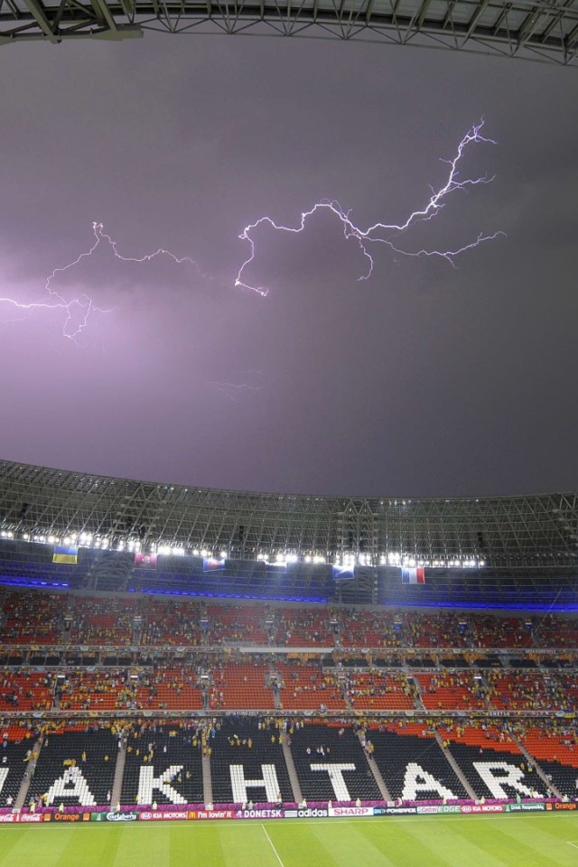 Молния над Донбасс ареной в Донецке