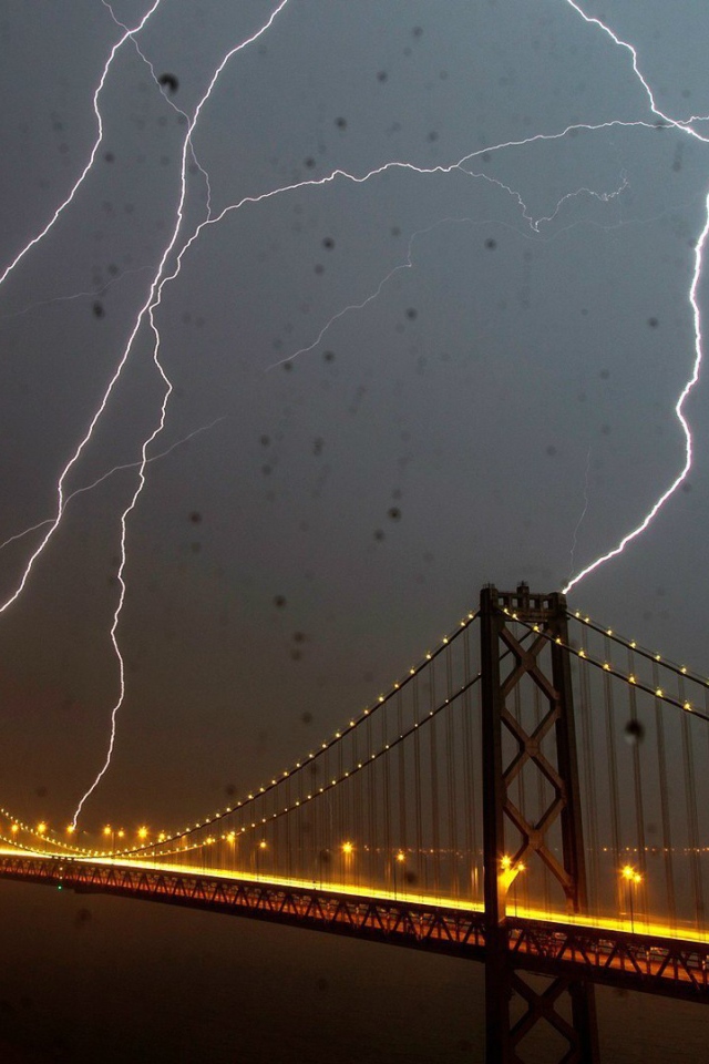 Молния поражает мост Бэй-Бридж в Сан-Франциско