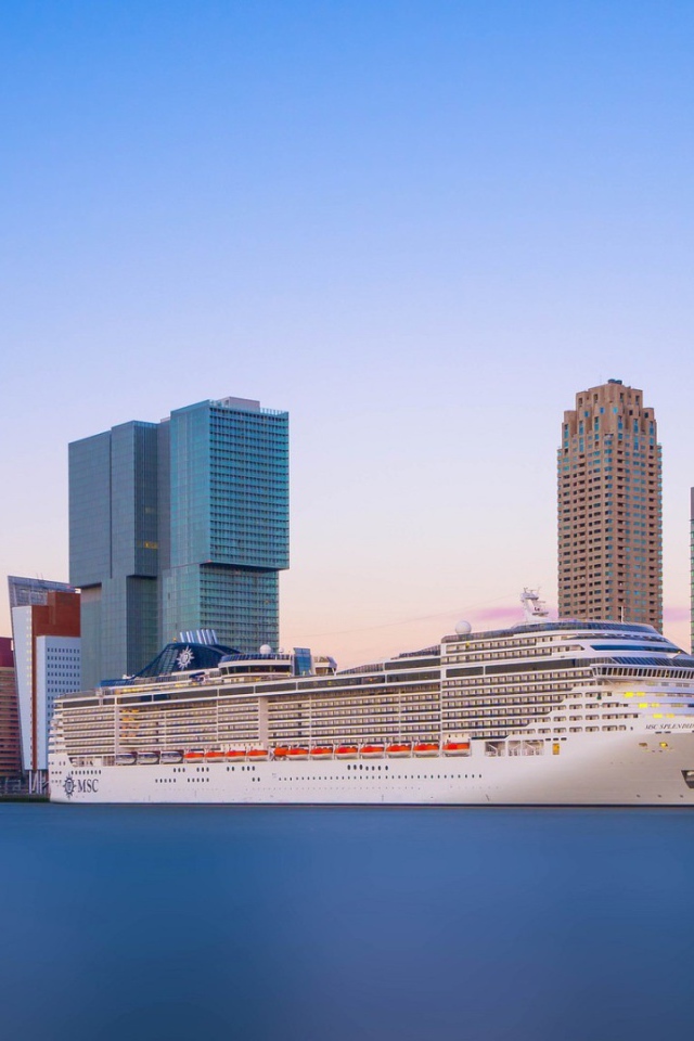 Лайнер на фоне небоскребов в Роттердаме