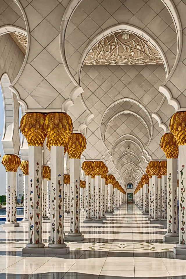 Роскошная мраморная колоннада в Арабских Эмиратах