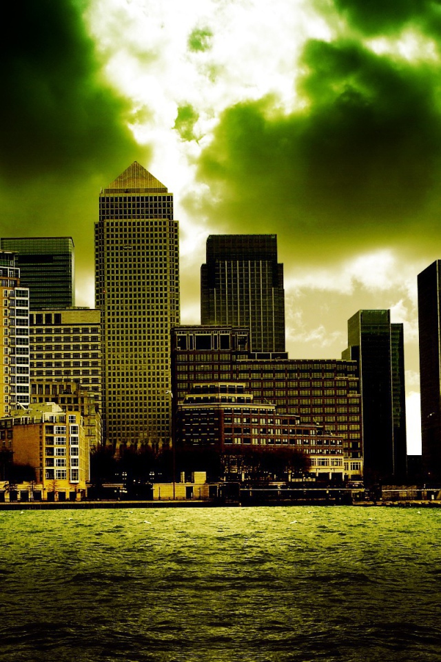 Мегаполис под зелеными облаками