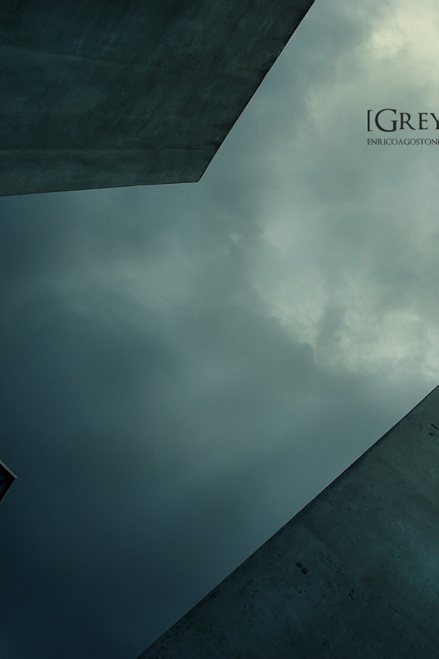 Современная архитектура на фоне хмурого неба