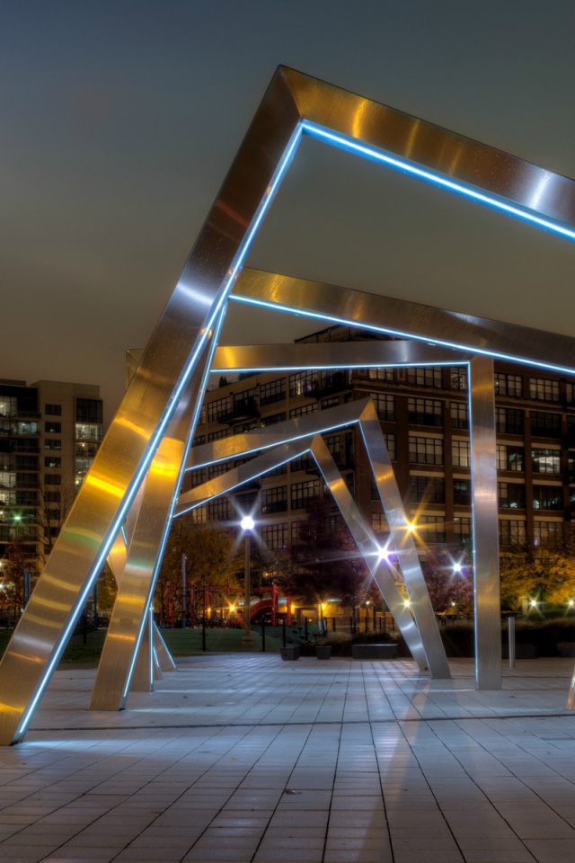 Современные скульптуры на площади в городе