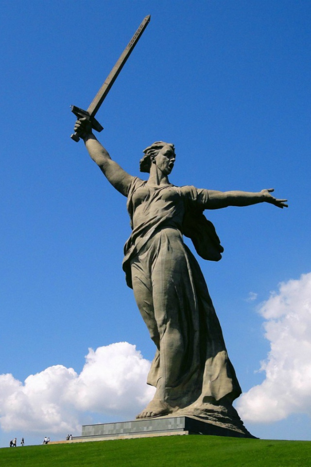 Монумент Родина-мать в Волгограде