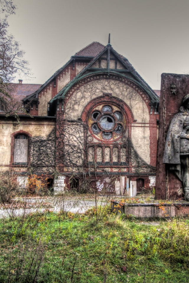 Памятник у заброшенной больницы, фото HDR