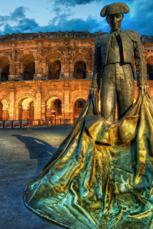 Памятник тореадору перед Колизеем